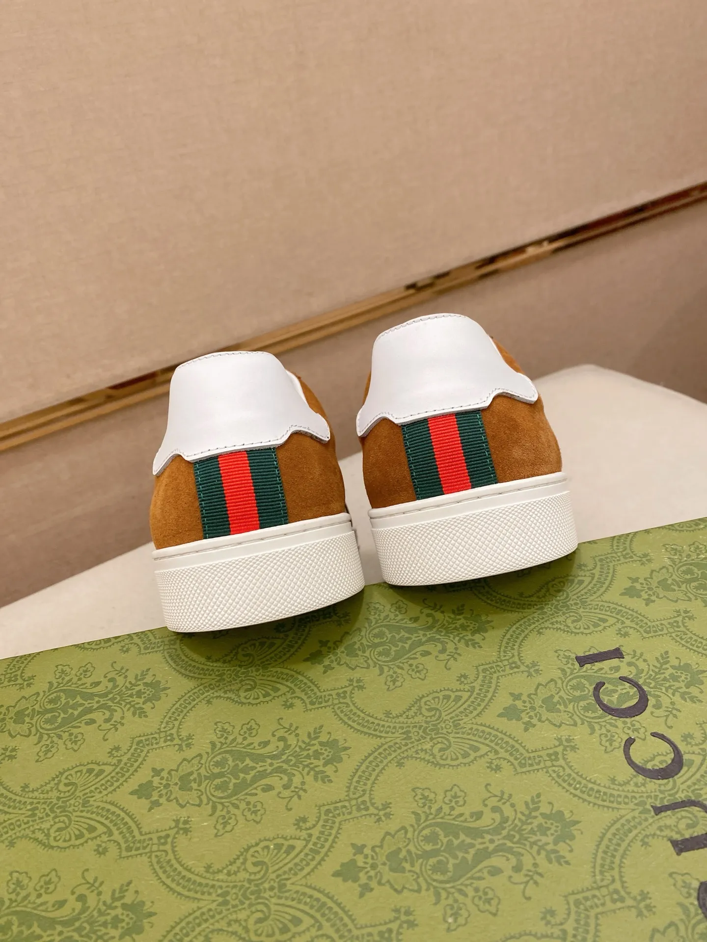 Factory price: 440💰 (GUCCI) The latest model from the official website 🎁🎁Casual and fashionable men's shoes👟, hot style 💥The version is simple and elegant, exclusive for trendy men. Unique official website latest brand elements 👑Gucci original decoration, fashionable and generous, the fabric is original cowhide ✅sheepskin lining, the official website specifies wear-resistant casual outsole, the classic model is taken in kind at the counter🎬38-44 (45 is not returned or exchanged)